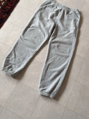 Stüssy sweatpants - Gråa sweatpants från Stüssy. Säljer då de inte längre passar mig