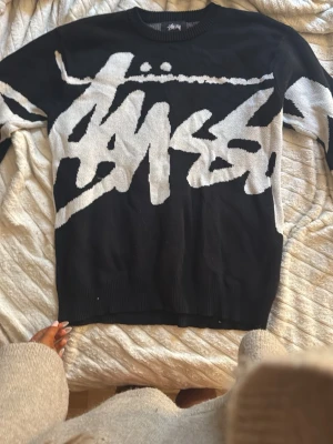 Svart vit tröja  - Fick denna tröjan så är osäker på vart den är ifrån men vet att märket kostar en del,litet hål vid armwn