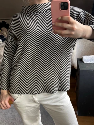 Mönstrad topp - Säljer en svartvit topp med grafiskt zigzag-mönster💗 Priset är diskuterbart vid snabb affär🥰
