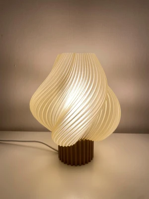 Bordslampa sand beige 21cm hög inkl fot - Säljer en modern lampa som är 21 cm hög inkl foten. Cirka 17 cm bred. Färgen beige och sandbeige. Det ingår sladd på 4 meter med sockeln e14. Ledlampa ingår inte. Endast ledlampa rekommenderas. 