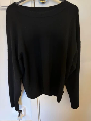 Svart stickad tröja från RYVLS - Snygg svart stickad tröja från kidsbrandstore. 