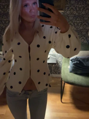 Cardigan med prickar  - Fin cardigan med prickar från Gina 