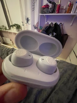 JBL vita trådlösa in-ear hörlurar - Säljer ett par stilrena vita trådlösa in-ear hörlurar från JBL. Hörlurarna kommer i ett smidigt laddningsetui och har en rund, kompakt design. Perfekta för musik, poddar eller samtal på språng. Laddningsetuiet är också vitt och har en enkel, modern look.