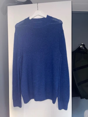 Blå stickad tröja med rund hals - Tjena! Säljer nu min stickade Massimo dutti tröja. Den är perfekt att ha nu på sena sommarkvällar eftersom den är lite tjockare stickad. Även om den ser genomskinlig ut så är den ej det. Kan skicka ytligare bilder om det önskas. Om ni har frågor så är det bara att höra av er. MVH Filip. 