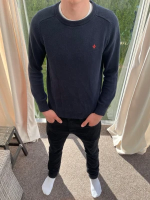 Mörkblå stickad tröja från Morris - Riktigt snygg marinblå stickad tröja från Morris. Strl S, personen på bilden är 183 cm lång. Skicka gärna prisförslag. Kika in min profil för mer schyssta plagg