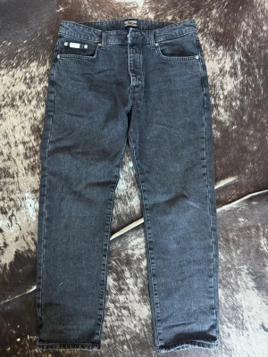 Oanvända Jeans Only & Sons - Svarta Only & Sons jeans. Helt oanvända, det blev fel storlek för mig. Storlek W31 L30.