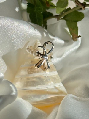 Handgjord Pärl-band Rosett Ring - Jättefin eosett ring i S925 silver med ett elastiskt pärlband som passar många storlekar 🐚 Äkta S925 silver så blir ej missfärgad och tål vatten🌊☀️