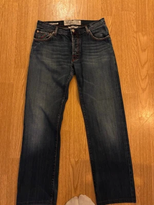 Jacob Cohën jeans - Exklusiva jeans från Jacob Cohën gjorda i Italien. Premium denim med snygga detaljer och rak passform.  Mycket bra skick. Säljes då de inte används.  Sitter som W31 på min kille som är 188 & väger 80 kg.  Nypris ca 6000 kr.✨ (Seriösa köpare tack)