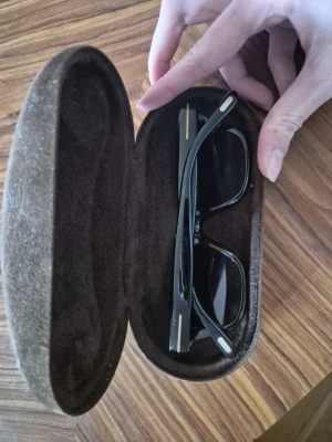 Leopard färgade Tom Ford solglasögon - Tom ford glasögon i modellen TF237 05B . De är endast använda en gång och är i mycket bra skick. Ny priset är 3000, fodral och låda ingår.