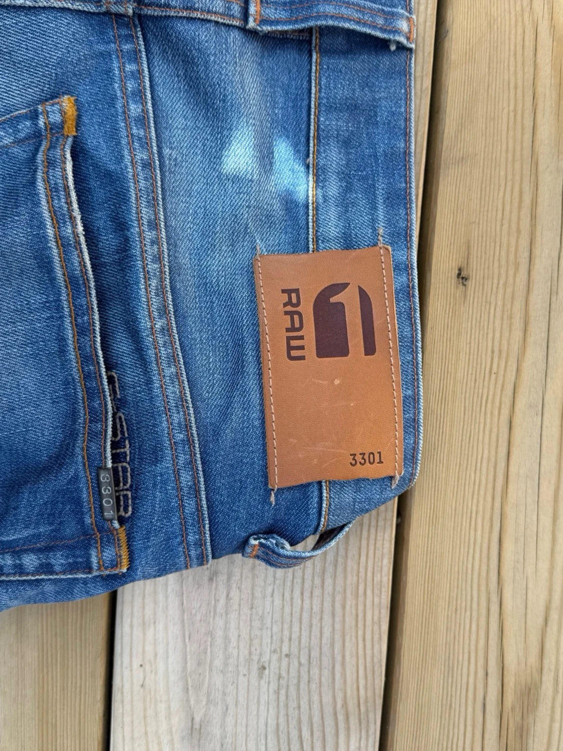 Blå raka jeans med slitningar - 2