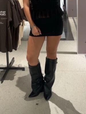 Svart Lululia boots - Säljer ett par jättesnygga och sköna boots i storlek 40. Använts ett antal gånger. Skada på spetsen.
