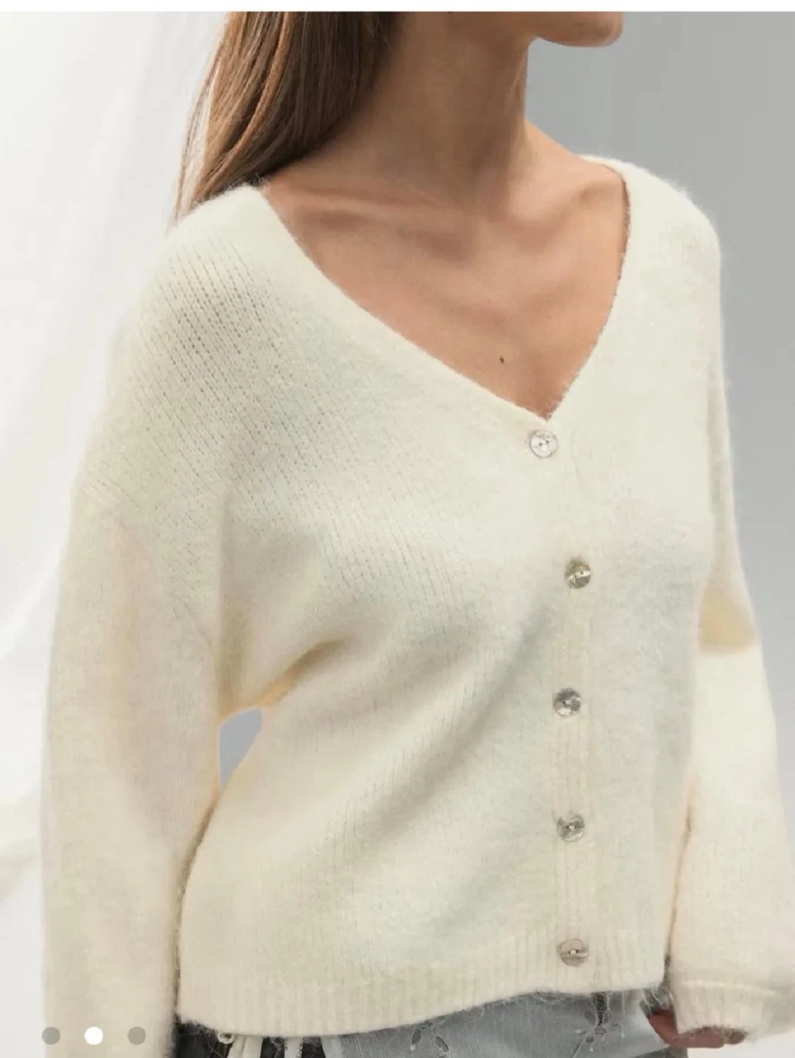 Vit fluffig kofta med v-ringning💕💕💕