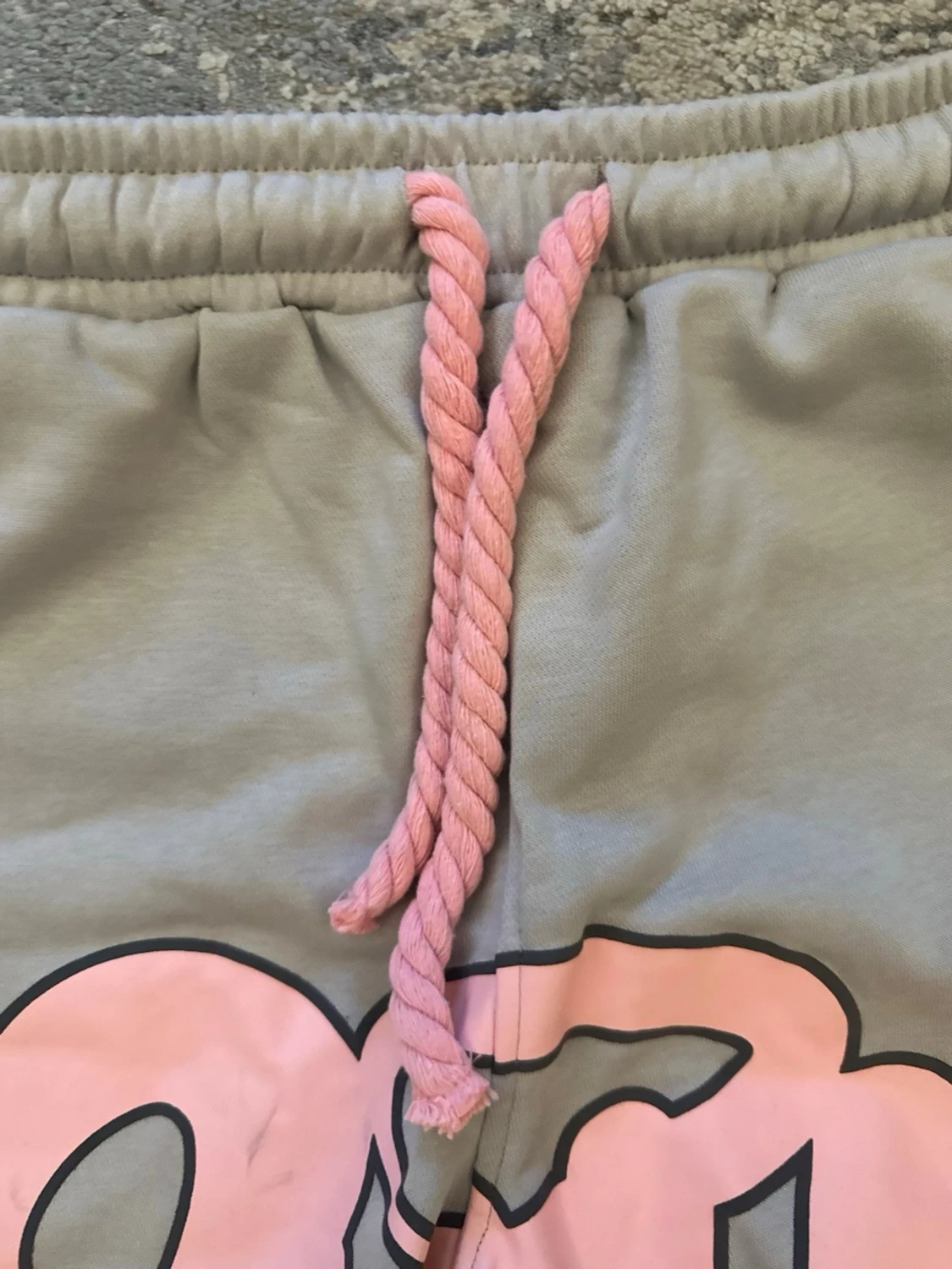 Grå shorts med rosa graffiti - 2