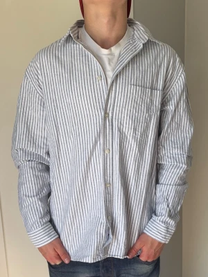 Randig Skjorta  - Randig Skjorta | färg: vit&blå | storlek: M | nypris: 599