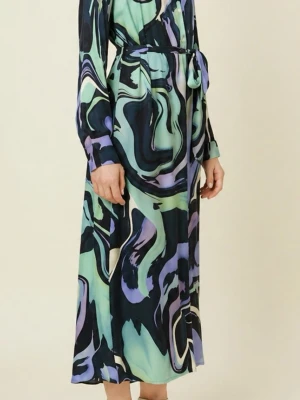 Hevi Shirt Dress från FRNCH Paris - Cool och trendig skjortklänning med livfulla swirl-mönster i toner av lila, grönt, svart och krämvitt. Klänningen är av högt kvalitet, tillverkad i Italien för det franska märket FRNCH Paris.  Klassisk krage, knappar framtill som  hela vägen fram, långa ärmar med manschetter och en lösare passform som kan markeras med ett bälte. Tillverkad i 100 % viskos av hög kvalitet.