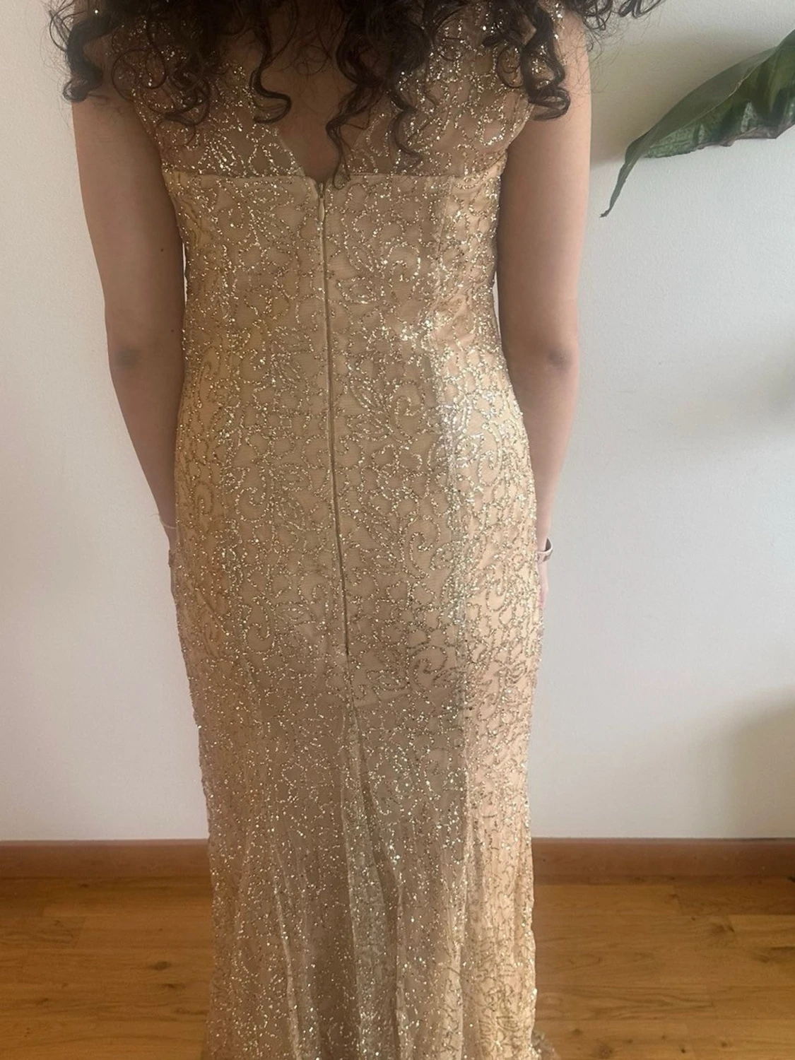 Glittrig långklänning i champagne - 1