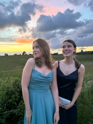 Marinblå balklänning  - Elegant marinblå långklänning med smala axelband och v-ringad halsringning. Perfekt för speciella tillfällen. Använd ENDAST 1 gång, alltså i jätte fint skick. Stryk/ånga den och den är redo att användas. 