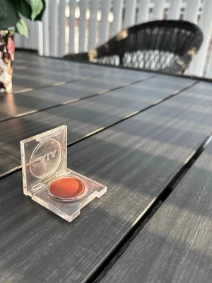 CAIA single eye shadow - CAIA ögonskugga i färgen Chérie. Passar för att ge kinderna en fräsch färg. Enbart testad en gång.