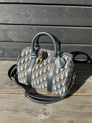Dior väska dam - Säljer denna snygga dior väskan i väldigt bra skick, nypris 15 000kr+, priset kan diskuteras vid snabb affär så kom gärna med bud! 