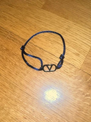 Mörkblå armband - Dm vid intresse