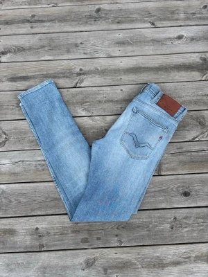 Ljusblå Replay jeans  - Ljusblå Replay jeans | Modell: Jondrill | Storlek: 30/32 | Mycket bra skick! | Ställ gärna frågor 🫱🏻‍🫲🏼