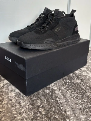 Hugo boss skor - Säljer Hugo boss skor använda 2 gånger men inget slitage eller fläckar osv på skorna de är precis som nya.  Storlek 42 kan även passa de som har storlek 43.  Box medföljer vid köp.