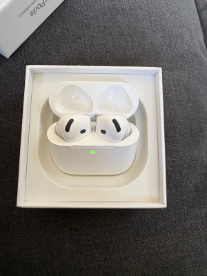 Apple AirPods Pro trådlösa hörlurar - Säljer ett par vita Apple AirPods Pro med laddningsetui. De är trådlösa in-ear-hörlurar med snygg och stilren design, perfekt för musik, poddar och samtal. Kommer i originalförpackning och har silikontoppar för bekväm passform.
