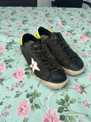 Golden goose skor  - Jag säljer nu ett par tvärfeta och unika golden goose pjucks | storlek: 42 | De är i använt skick men har fortfarande mycket kvar att leva för | skorna har en riktigt cool colourway och snyggt material | skriv till mig ifall du har fler frågor 