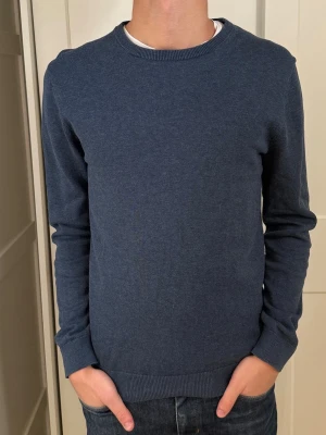 Tröja Bläck - Mörkblå tröja från Bläck. Size (S) modellen är 177cm. Inga defekter på tröjan. Hör av dig vid funderingar!