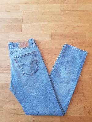 Levi's 511  - Ljusblå jeans från Levi's med klassisk rak passform och femficksdesign. Jeansen har en snygg läderpatch bak i midjan och den ikoniska röda Levi's-taggen på bakfickan. Materialet är slitstark denim i bomull.