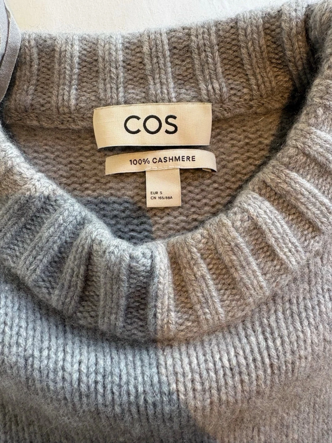 Grå cashmere-tröja från COS - 1