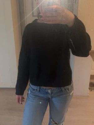 Svart stickad tröja från Lager 157 - Svart stickad tröja från Lager 157 med rund halsringning och långa ärmar. Tröjan har en enkel och klassisk design med ribbstickade muddar vid hals, ärmslut och nederkant. Perfekt att matcha med jeans eller kjol💕Kolla in min profil för fler fina och trendiga plagg!