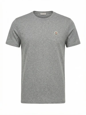 Grå Moncler t-shirt med logotyp - Snygg grå t-shirt från Moncler med klassisk rund hals och korta ärmar. Diskret Moncler-logotyp på bröstet ger en exklusiv touch. Perfekt för dig som gillar stilrena basics och premiumkänsla. Materialet är mjuk bomull som känns skönt mot huden.