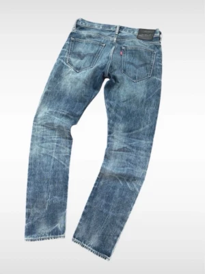 Levis Slim Jeans - Tja! Säljer ett par snygga unika Levis jeans. Väldigt högt kvalité material och 10/10 skick. Modell: 520 - Slimfit, Storlek - W31 L32. Hör av dig vid minsta fundering!