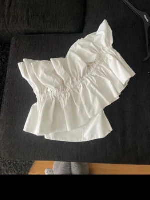 SÅ snygg blus  - jättefint skick och perfekt till sommaren 😇