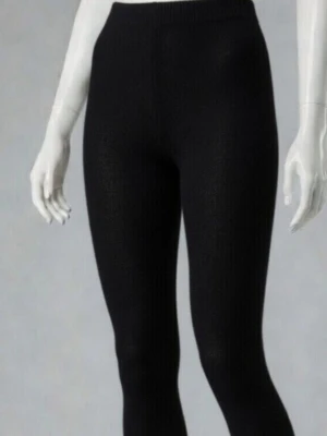 Svarta ribbade stickade strumpbyxor, Strlk 36-38. MyWear. - Ett par svarta stickade strumpbyxor med ribbad struktur. De är helsvarta, lite tjockare än vanliga nylonstrumpbyxor, passar för lite kyligare dagar. Materialet är stickat i modalmix och ger en snygg och enkel look till din outfit. Endast provade, ej använda. Felfria. Strlk 36-38. Skyltdockan visar ungefär hur de ser ut på.