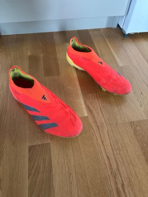Adidas predator elite fg röd - Säljer en adidas predator elite fotbollsskor laceless FG röd