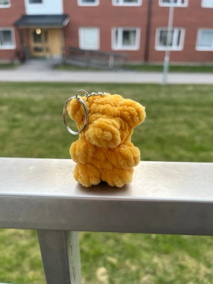 Virkad nyckelring gummibjörn - Virkad nyckelring gummibjörn, cirka 6cm hög☺️ Säljer även i fler färger💗