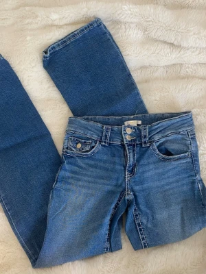 Low waist bootcut jeans  - Säljer dessa lågmidjade jeans med bootcut modell från Gina Tricot, storlek 164. De har vita sömmar vilket ger en snygg och stilren design.  Midjemått:35 Innerbenslängd:76 (Har tyvärr ingen bild hur de sitter på då de inte passar mig)