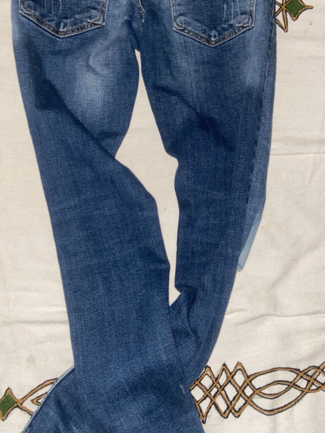 Blå slitna jeans med raka ben - 1