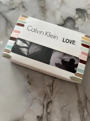 Calvin Klein LOVE trosor - Säljer  trosor från Calvin Klein LOVE med olika mönster och färger: zebramönstrade, svart med prickar, vinröd med blommor och grå med blommor. Alla har bred svart resår med logotyp. Materialet är mjukt och stretchigt, perfekt för en bekväm känsla.