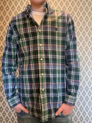 Ralph Lauren skjorta  - Skick: 9/10 | Storlek: S | Pris: 399 | Finns inga defekter! | Modellen på bilden är 170, 60kg | Hör av er vid frågor! 🙌