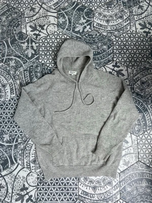 Davida - Kashmir hoodie - Skön hoodie från Davida i mjuk kashmir! | Mycket fint skick! Endast sydd vid kragen (inget märkbart vid användning!) | Nypris: 2,799 SEK | Storlek: L passar S | Längd: 65 cm Bredd under armhåla: 50 cm | Vid frågor eller funderingar finns jag i DM! 📩 Mvh CVB Closet