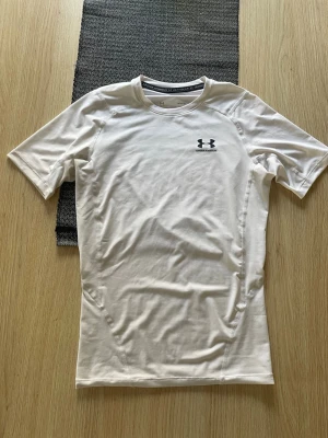 Under armour tshirt  - En snygg compretion tshirt från under armour! Riktigt snygg och gör en till en riktig biff, stolek M. Sprillans ny