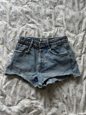 Jeansshorts med nitar - Säljer ett par snygga jeansshorts med nitar