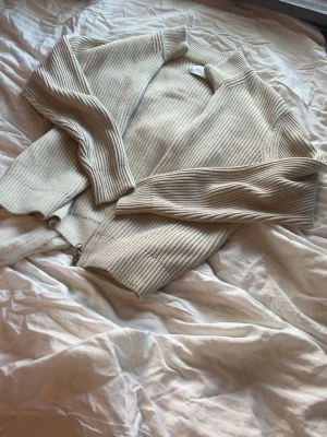 Cardigan - Fin cardigan perfekt till sommaren. Inga defekter och som ny👌🏻Kom med frågor och prisförslag 🍾🍾