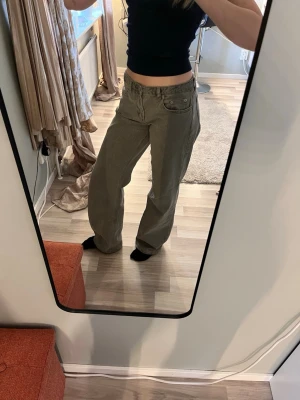 Grå loose fit jeans - Säljer ett par gråa loose fit jeans med raka ben och låg midja. Jeansen är i fint skick men lite slitna längst ner (bild 4). Pris kan diskuteras💕 