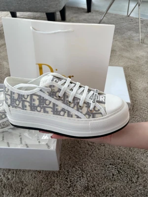 Dior womens shoes - Hej, jag säljer mina skor då dem va för små på mig och jag fick dessa i present så de är helt nya och oanvända var ej rädda att lägga bud, jag accepterar det mesta😁