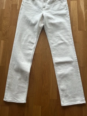 Vita/cream jeans från Lee 31x31 - Snygga vita/cream färg  jeans från Lee i modellen Marion Straight.. Färgen är ecru, vilket ger en mjukare vit ton.