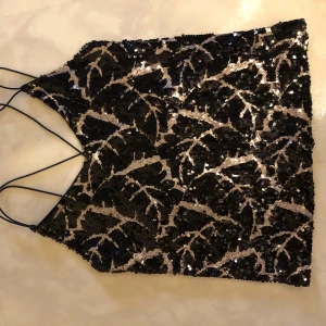 Paljett linne med korsande band - Linne med paljetter och korsande band på ryggen  Nyskick